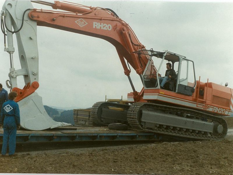 15 Erster O&K RH 20 in Österreich, am Weg nach Atzesberg (45 Tonnen Bagger) 1985